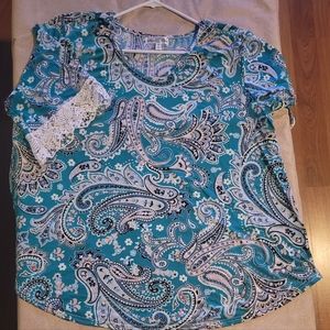 Green blouse with lace on the sleeves. 3xl